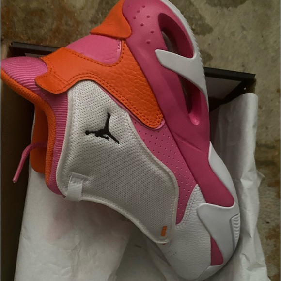 Jordan ladies 7.5 y6.5 and youth 5.5 ladies 7 left only in box chic casual. - Picture 1 of 6